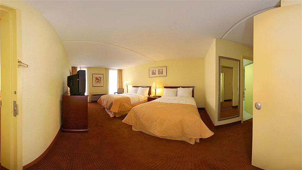 Ramada By Wyndham Wichita Airport Hotel Exterior photo