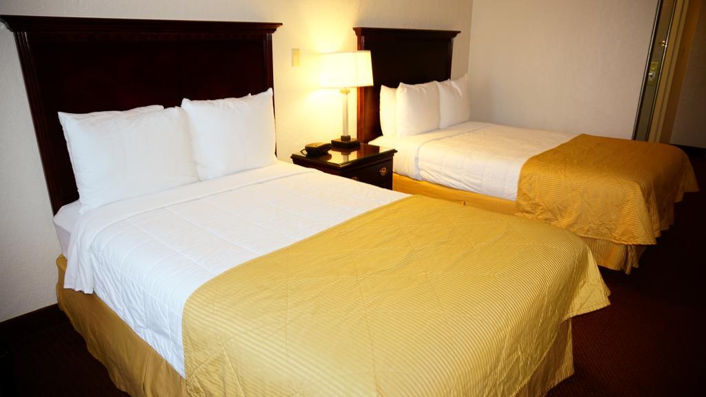 Ramada By Wyndham Wichita Airport Hotel Room photo