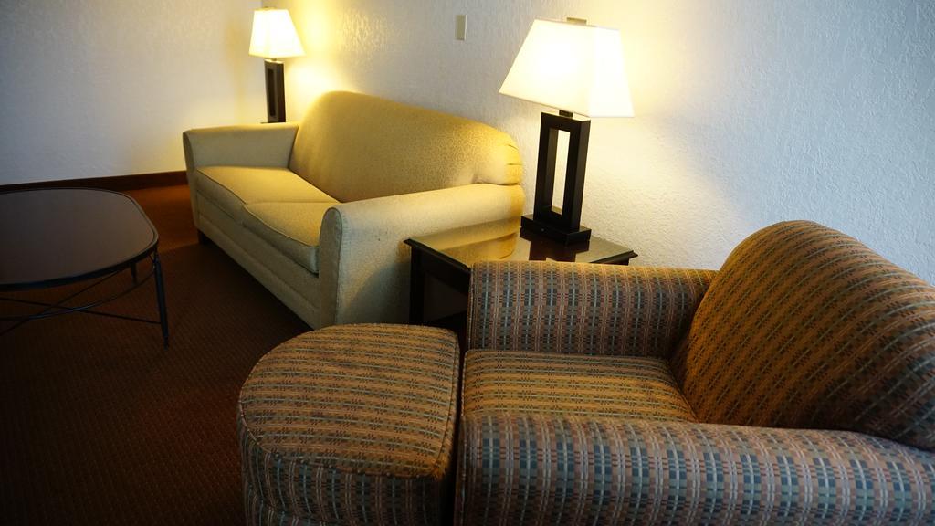 Ramada By Wyndham Wichita Airport Hotel Room photo