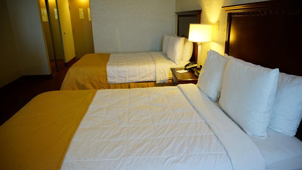 Ramada By Wyndham Wichita Airport Hotel Exterior photo