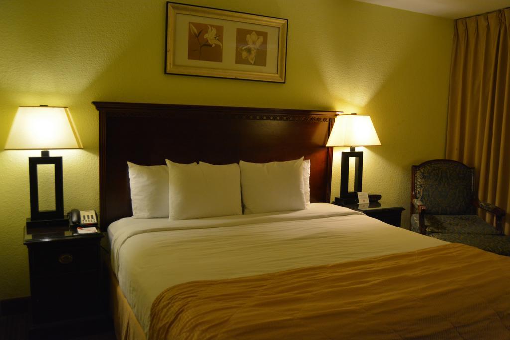 Ramada By Wyndham Wichita Airport Hotel Exterior photo