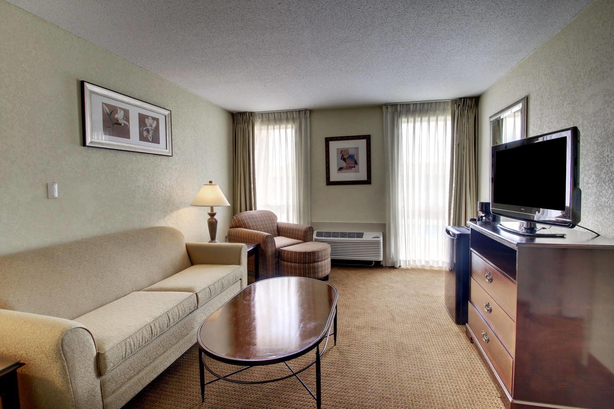 Ramada By Wyndham Wichita Airport Hotel Exterior photo